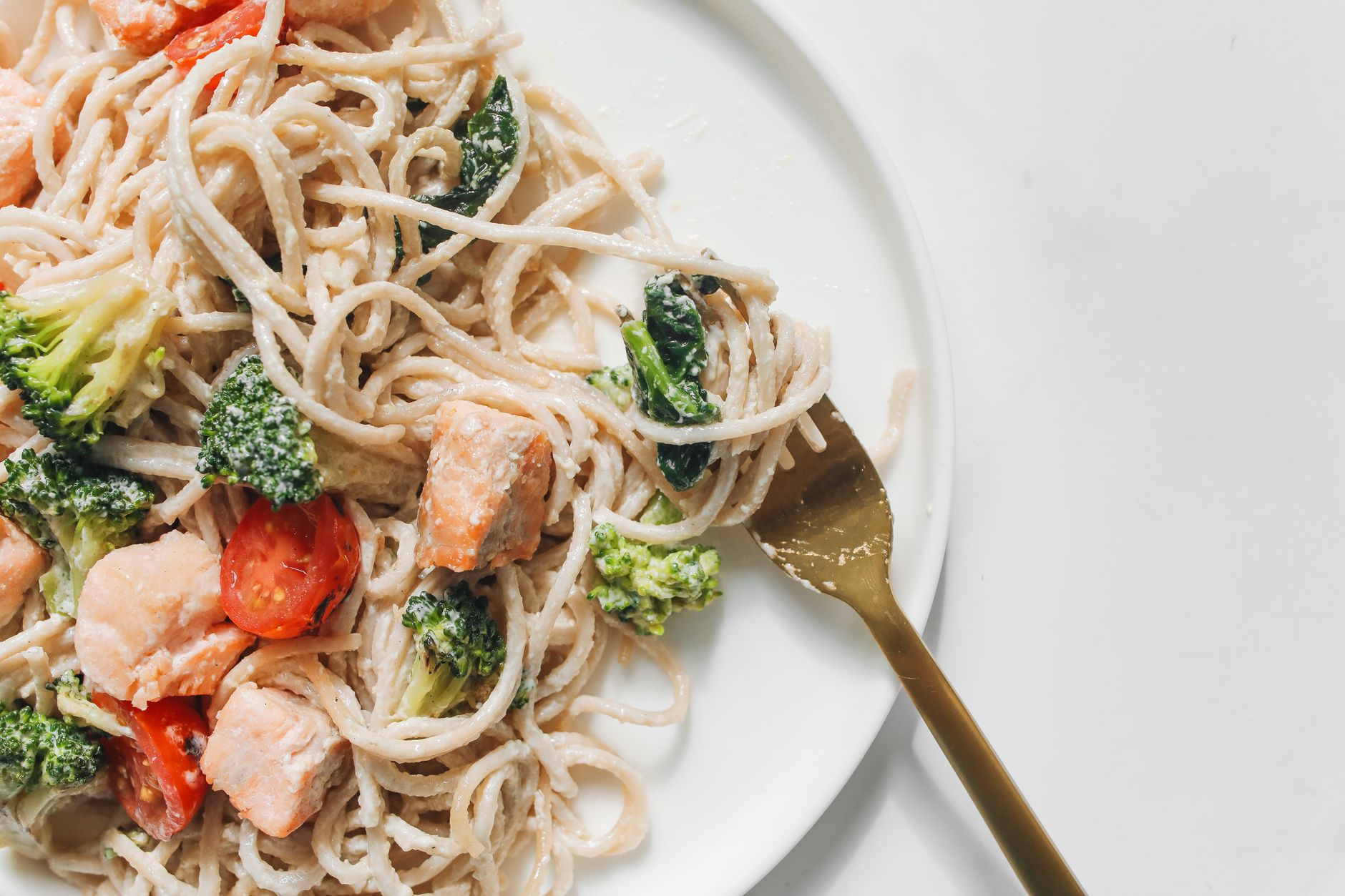Broccoli pasta salad with salmon & sunflower seeds