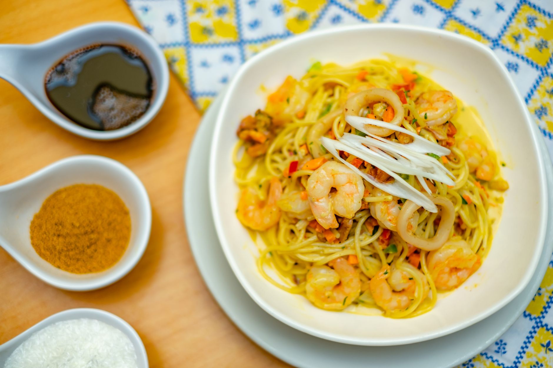 Singapore noodles with shrimps & Chinese cabbage