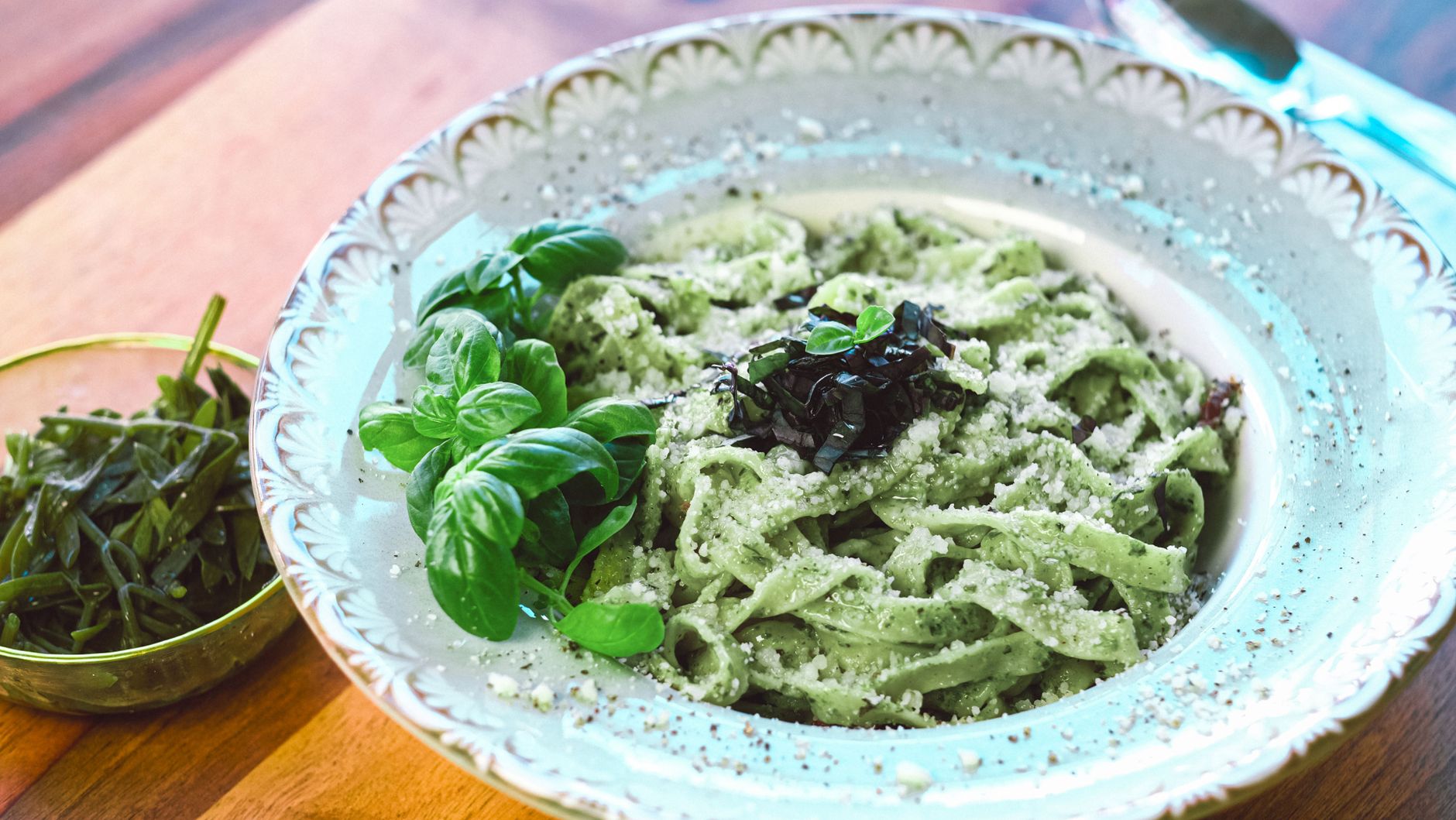 Creamy Pesto Mac and Cheese with Spinach