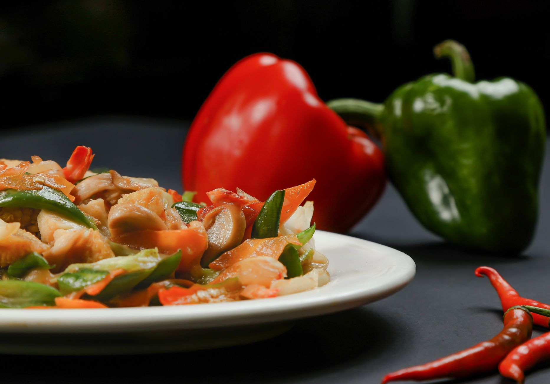 Stir-fried chicken with chillies & basil