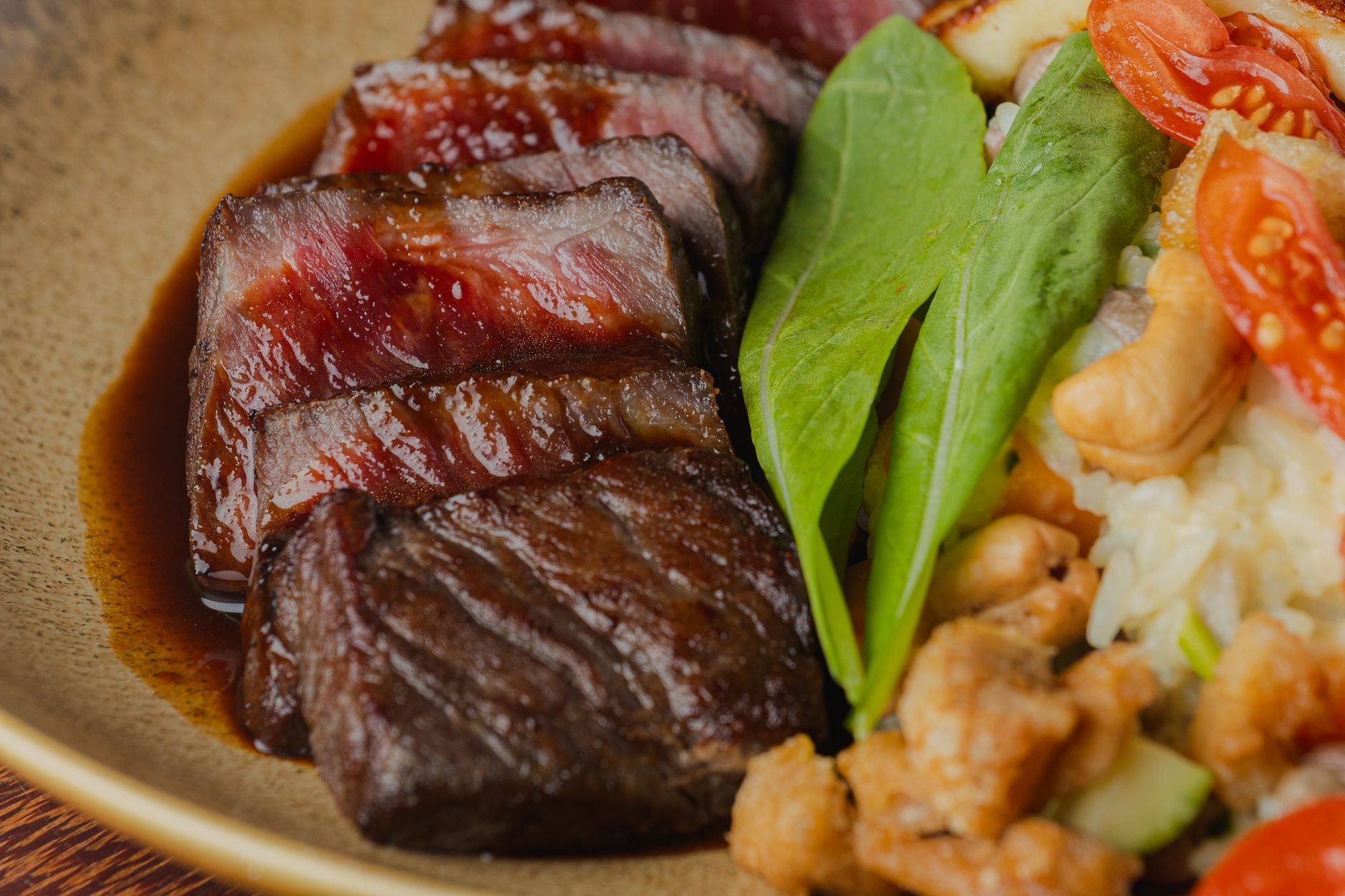 Beef with mangetout & cashews