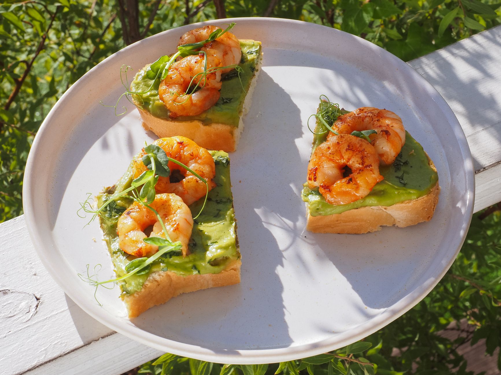Coronation prawns on toasted naan