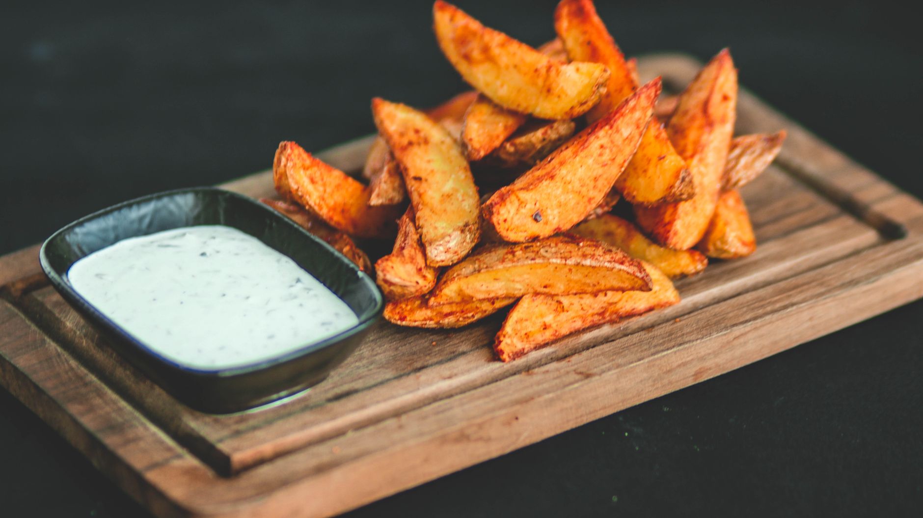 Potato wedges with curry sauce