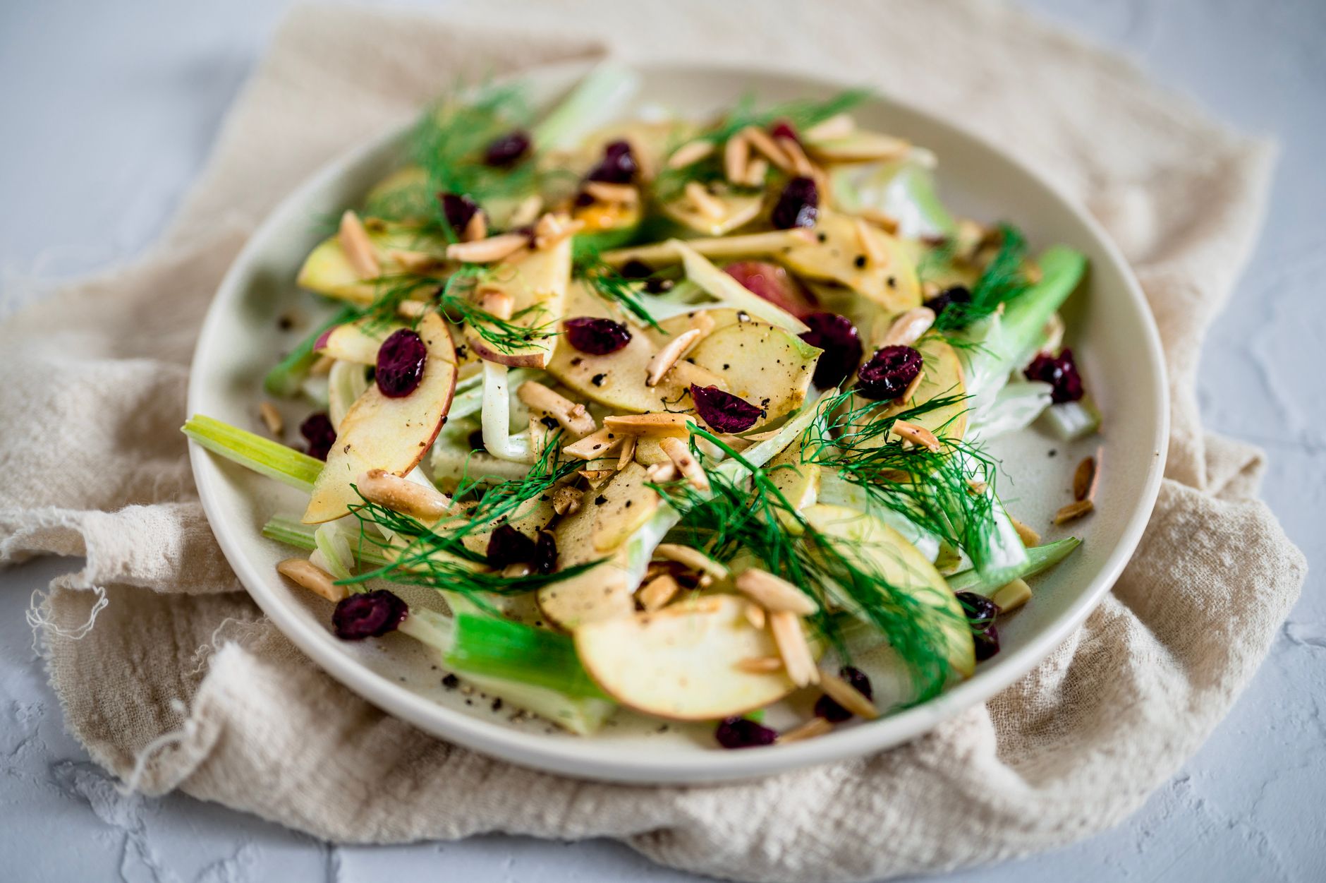 Crunchy cauliflower, apple & blue cheese salad